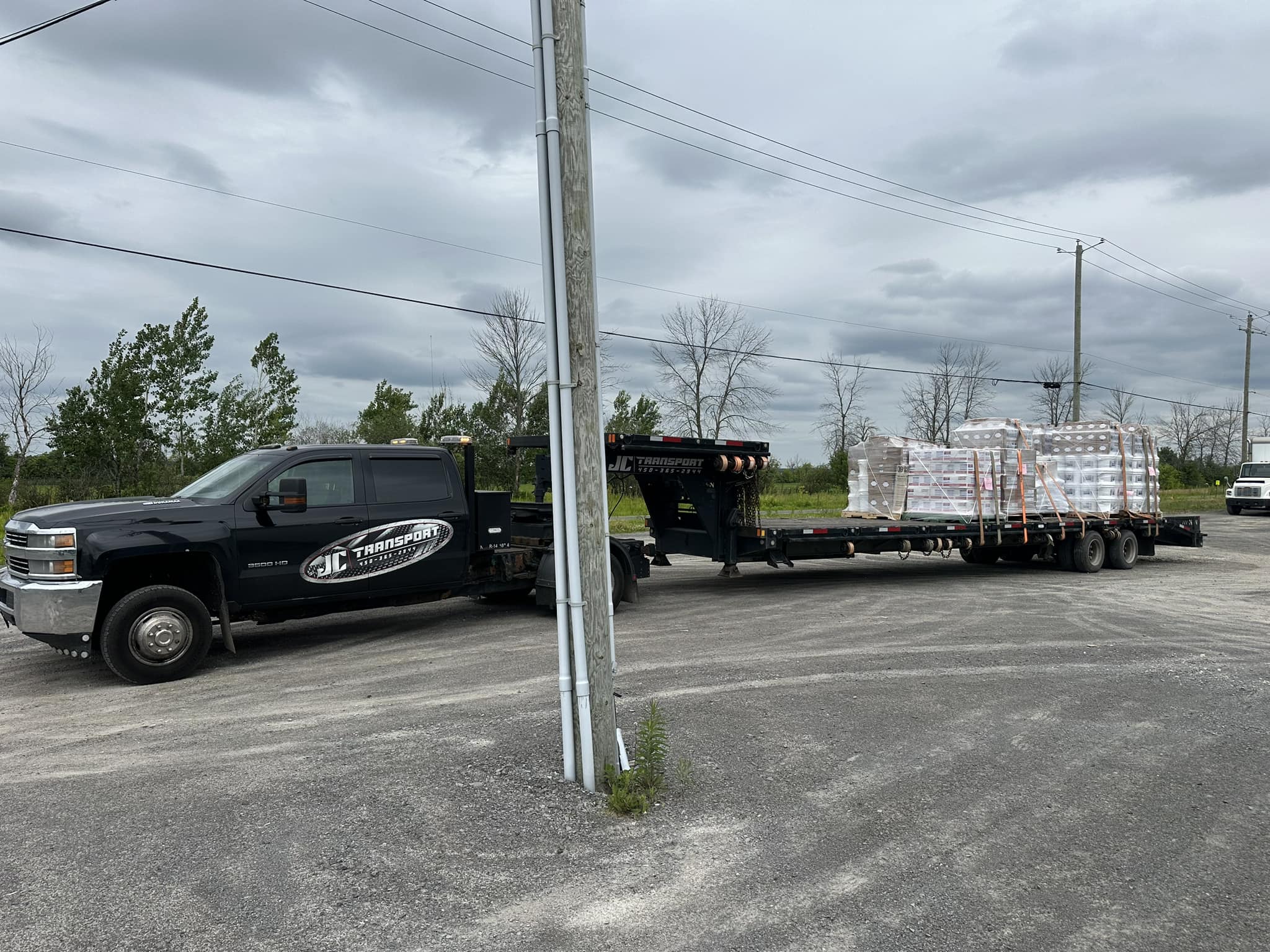 Camion transportant une machinerie lourde à Berthierville