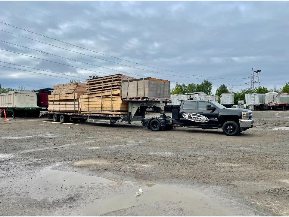Camion transportant une machinerie lourde à Joliette