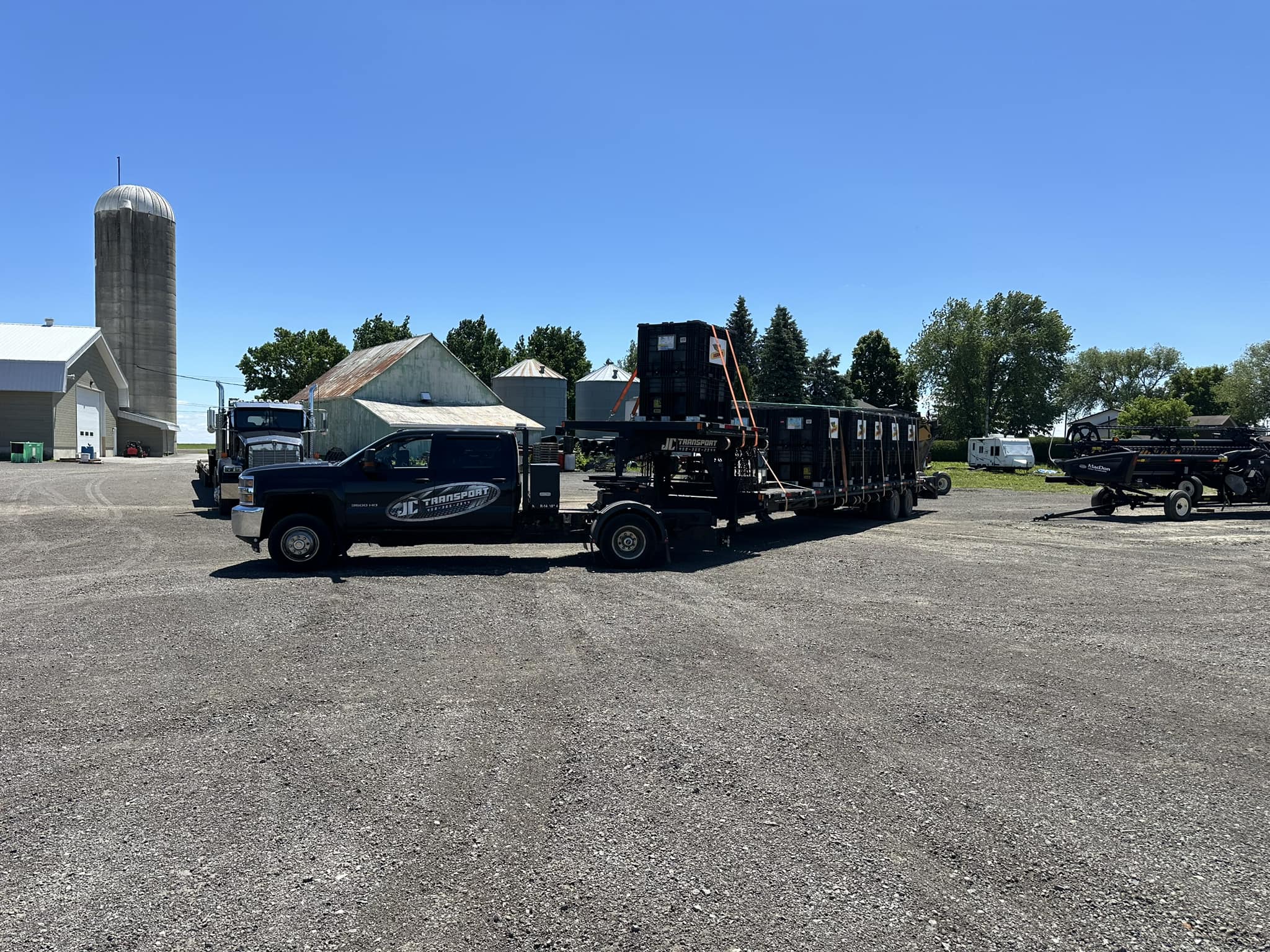 Camion transportant une machinerie lourde à Louiseville