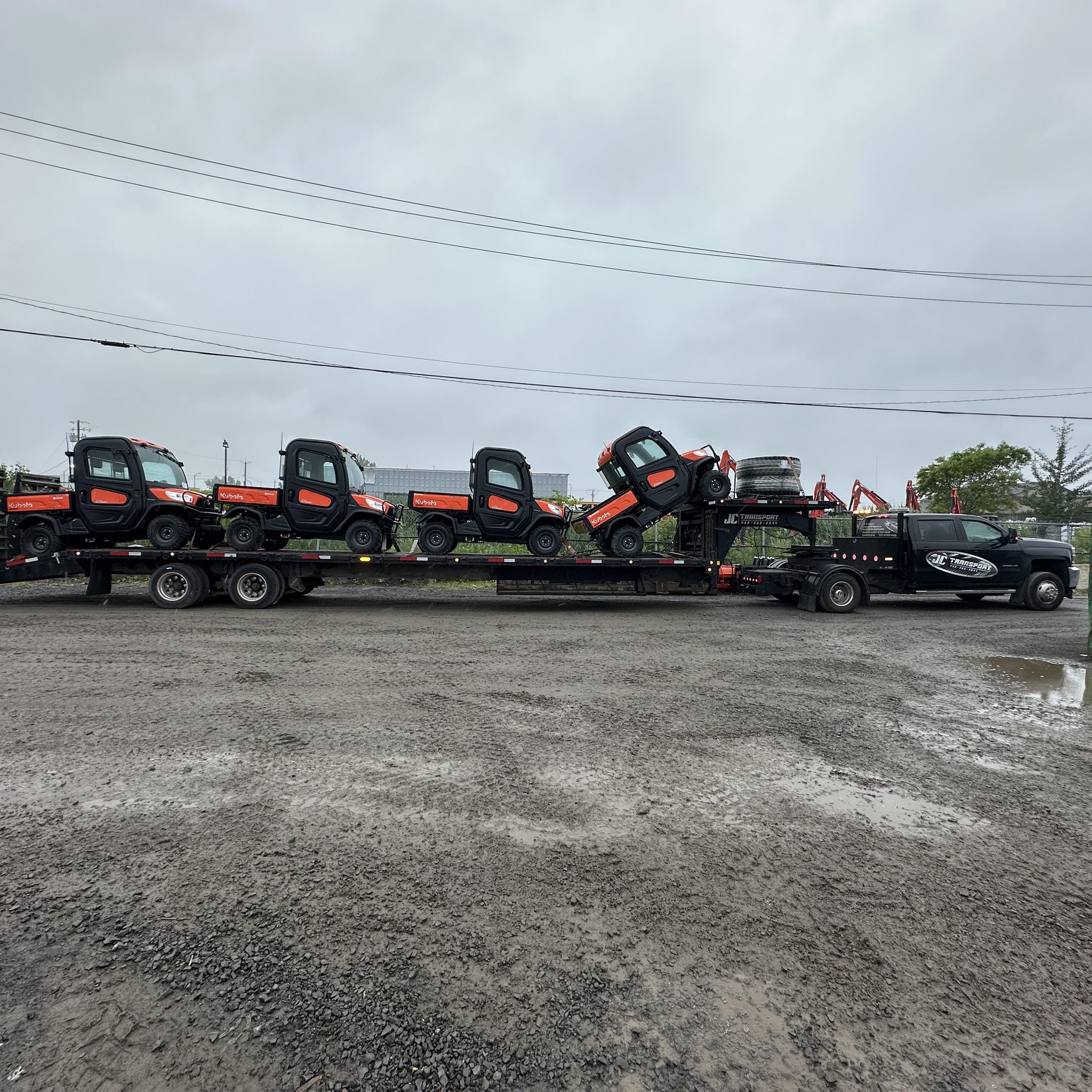 Camion transportant une machinerie lourde à Repentigny