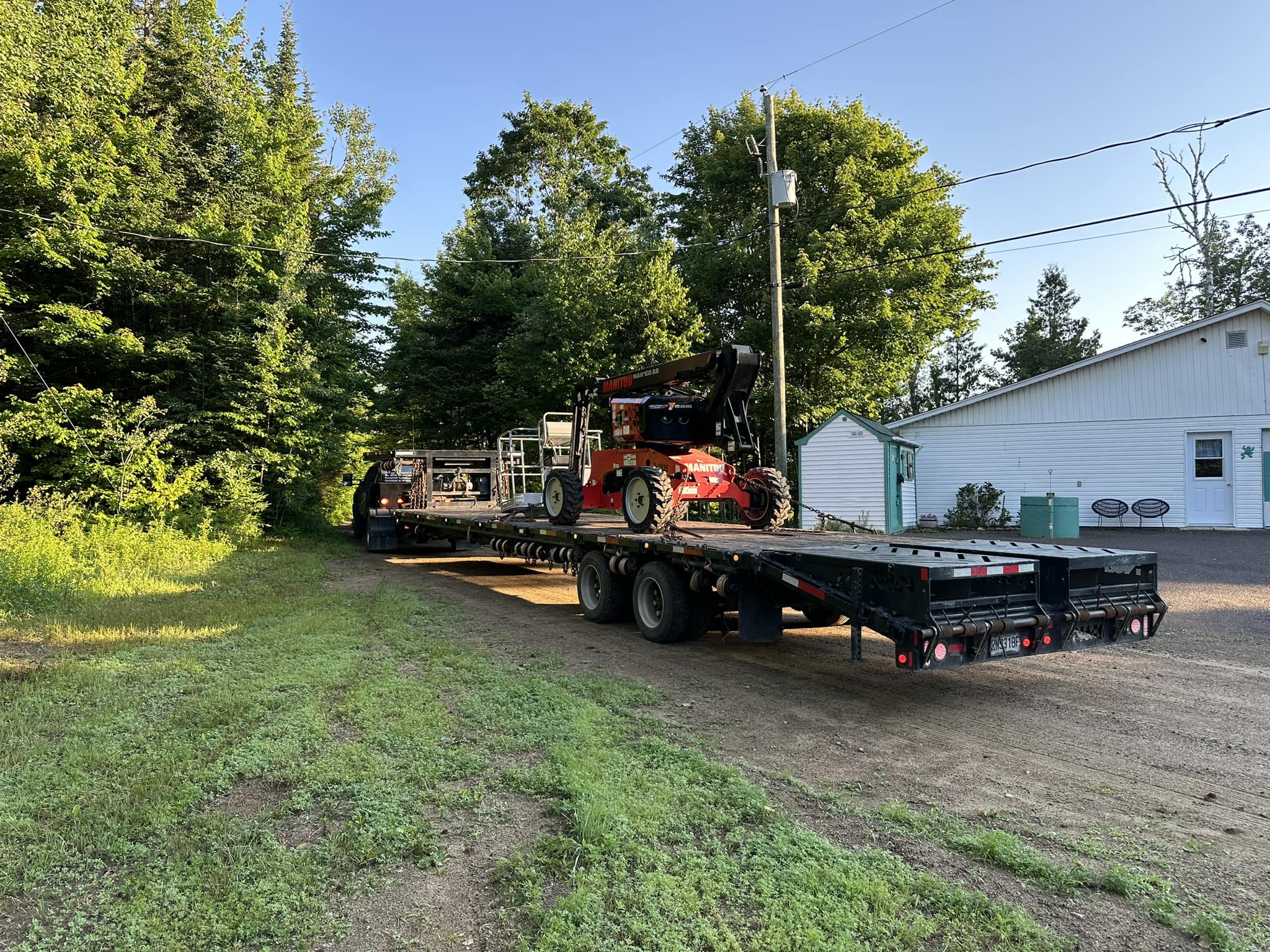 Camion transportant une machinerie lourde à Saint-Félix-de-Valois