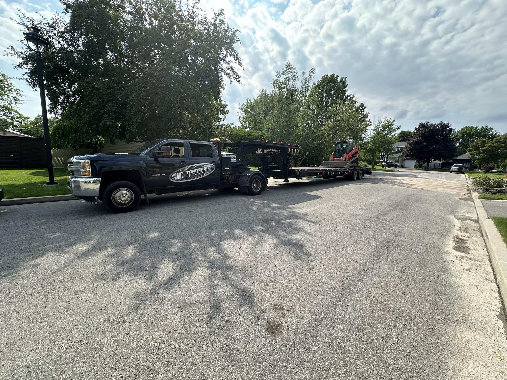 Camion transportant une machinerie lourde à Saint-Gabriel-de-Brandon