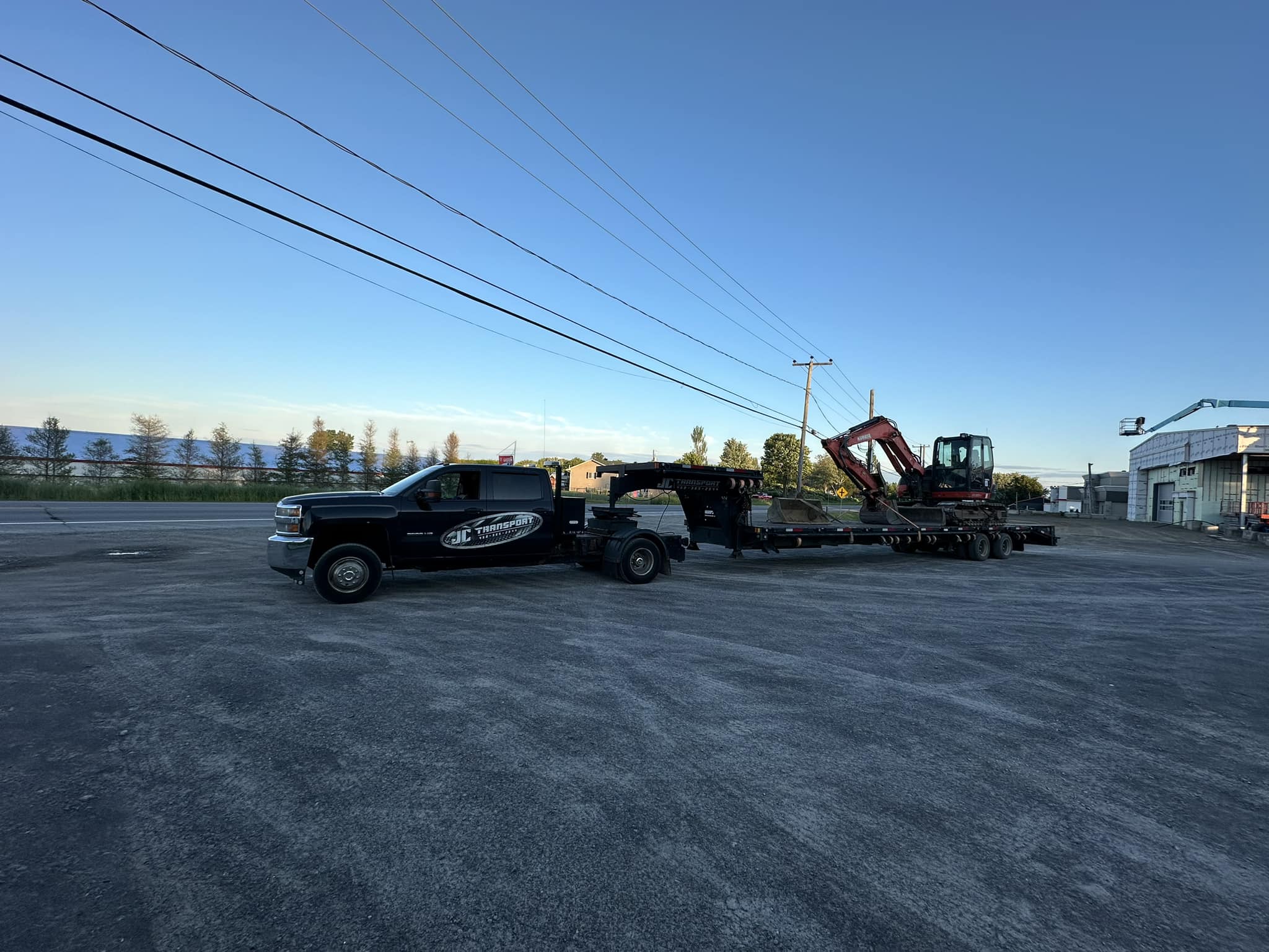Camion transportant une machinerie lourde à Saint-Jacques