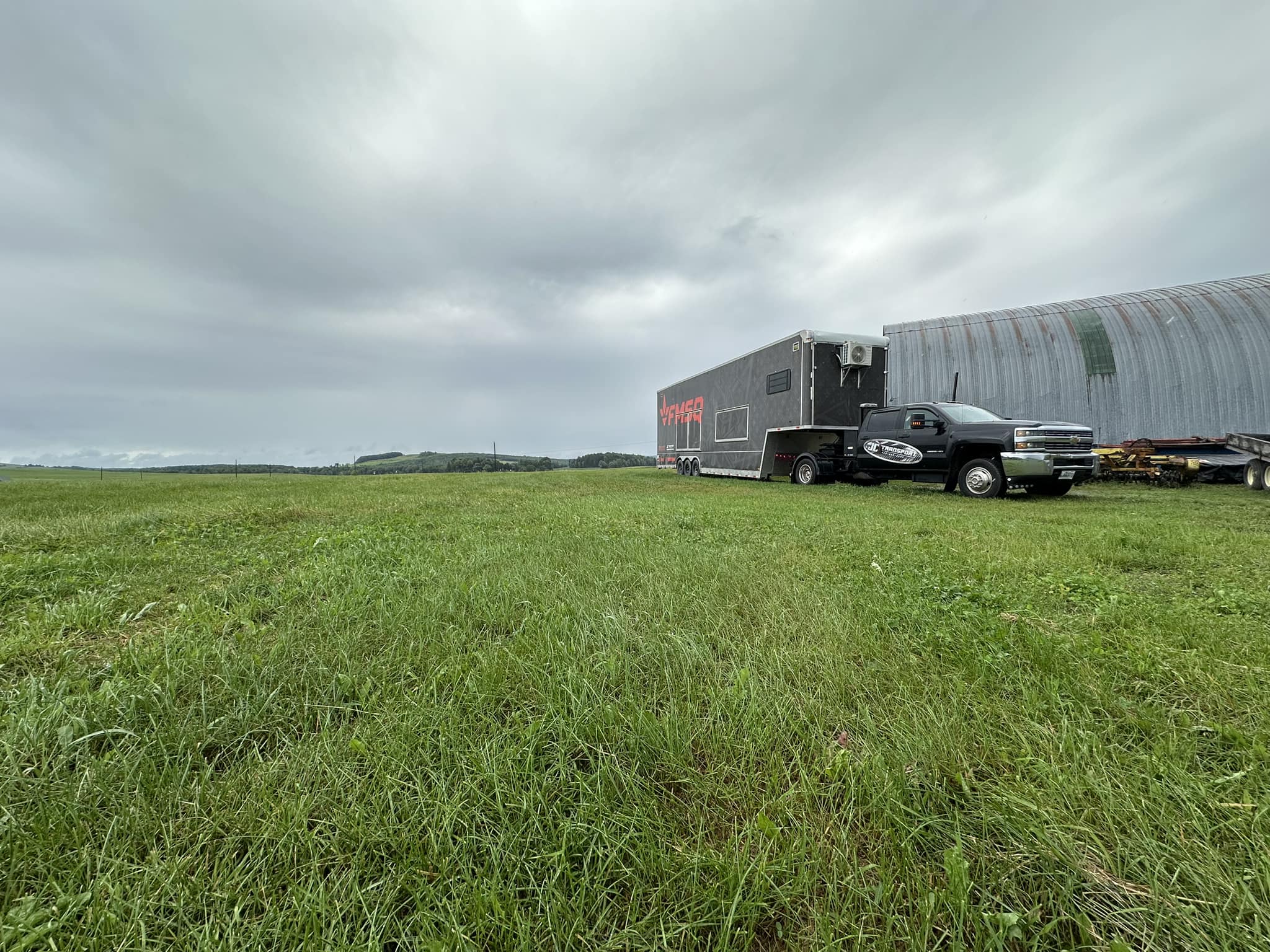 Camion transportant une machinerie lourde à Saint-Jean-de-Matha