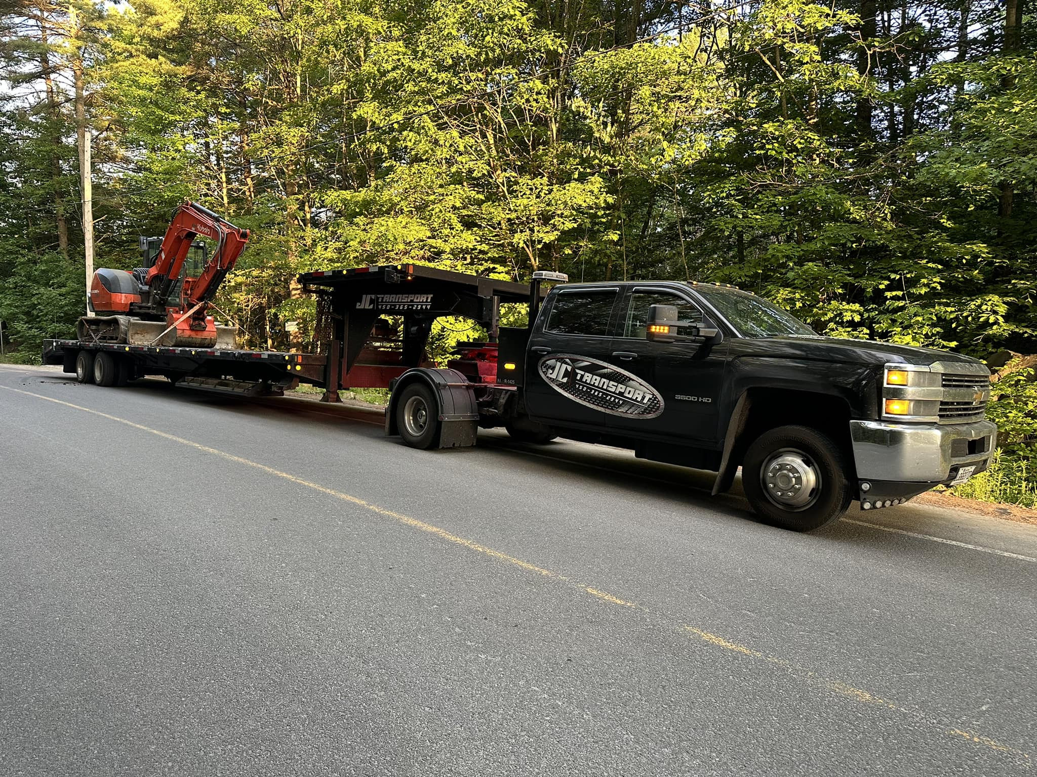 Camion transportant une machinerie lourde à Saint-Michel-des-Saints